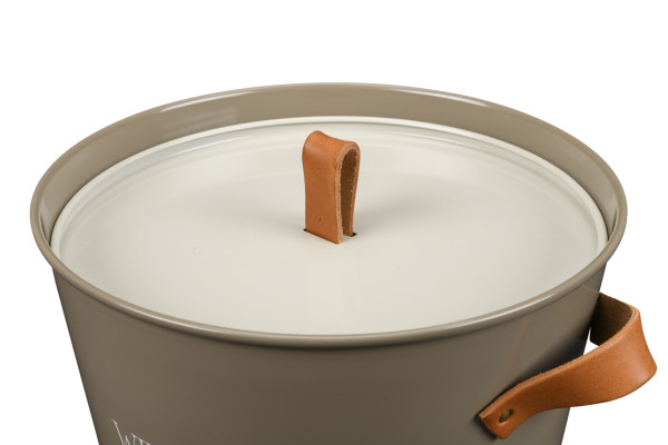 Deckel in hellem beige mit Lederschlaufe
