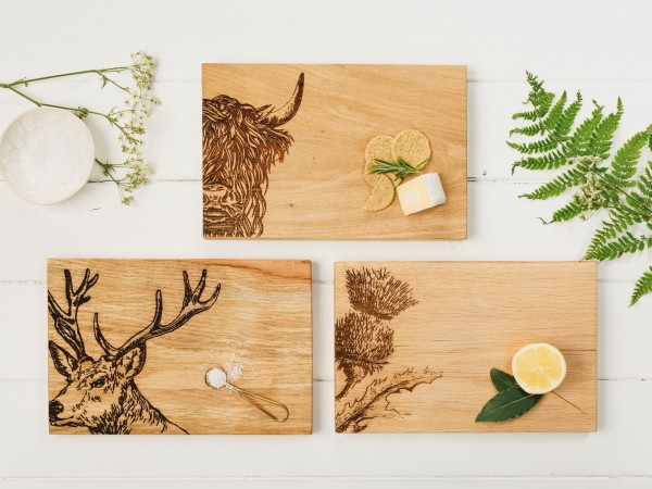 Servierbretter aus Eiche mit den Motiven 'Highland Cow', 'Hirsch' und 'Schottische Distel'