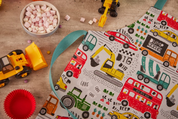 Kinderschürze mit Wachstuchüberzug | Motiv: Was fährt denn da?