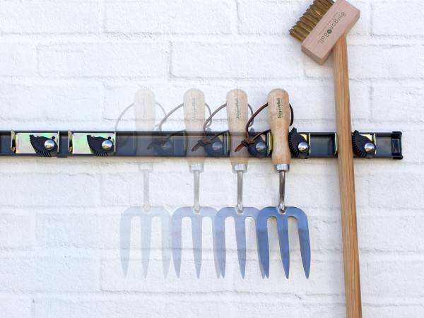 Die Clips können in der Werkzeugschiene verschoben werden. Die Schiene ist aussen mit einem Abschlußstück gesichert