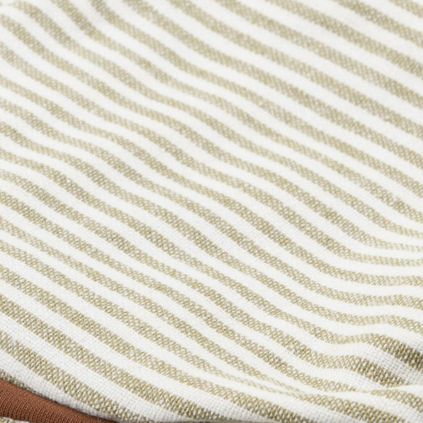 Die olivgrünen Streifen der Gartenhandschuhe