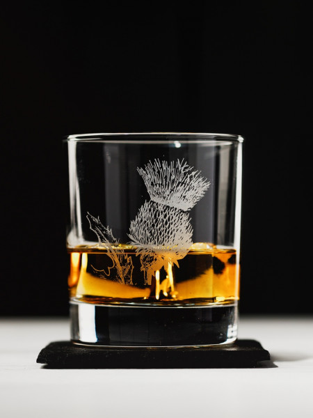 Schottische Distel | Tumbler-Glas mit Schieferuntersetzer