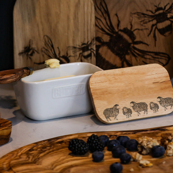 Weiße Keramik-Butterdose mit Deckel aus Eichenholz | Motiv Schafe