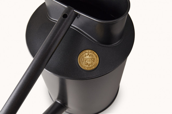 2 Gallonen (ca. 9 Liter Long Reach Can von Haws | Graphit | von oben mit Haws-Medaillon