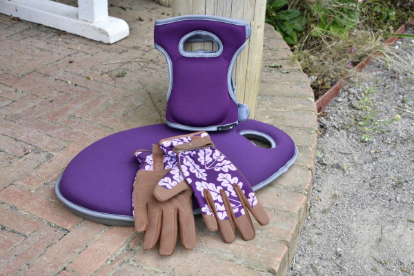 Gartenset lila, mit passenden Kniepolster und Kniekissen