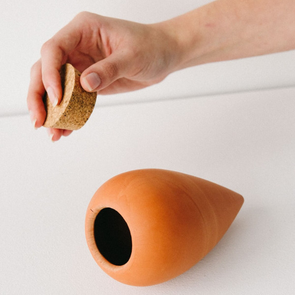 Olla - Terracotta | mit geöffnetem Korkdeckel