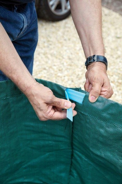 Stabilisierungsreif, der durch den Saum gezogen wird - Tipp: etwas Schmiermittel durch den Saum träufeln - dann 'flutscht' es besser.