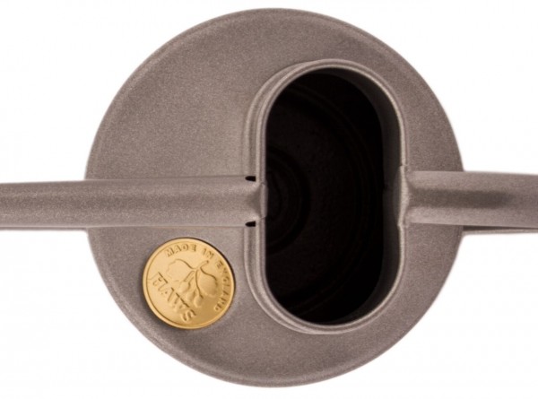 Die hochgezogene Einfüllöffnung einer klassischen Haws Zimmergießkanne