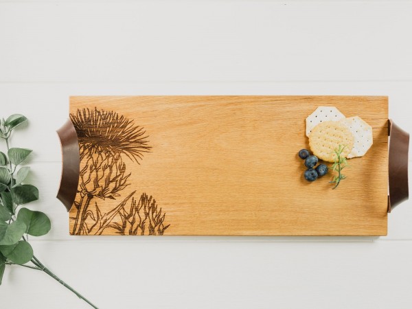 Schottische Distel | Servierbrett aus Eiche mit Ledergriffen