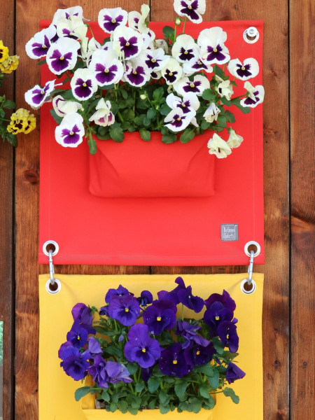 Pflanztaschen Amma rot und gelb, verbunden mit Karabinerhaken