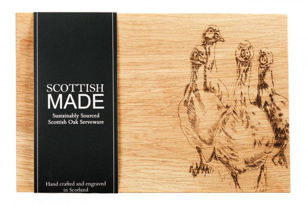 Schneide- & Servierbrett aus Eiche | Motiv Gänse | Scottish Made für Selbrae House