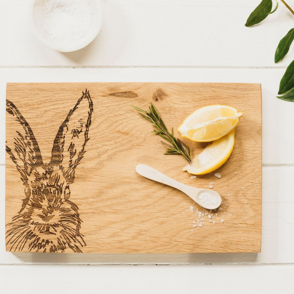 Scottish Made: Servierbrett aus Eiche mit Motiv Hase