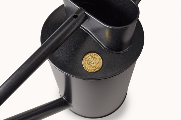 Haws Traditional Can 9 Liter (2 Gallon) | Graphit | von oben - mit Haws Medaillon