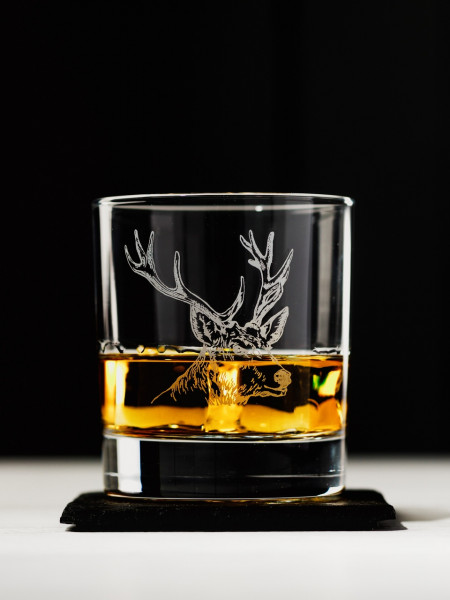 Hirsch | Tumbler-Glas mit Schieferuntersetzer
