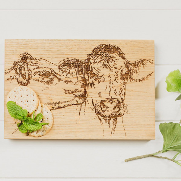 Scottish Made: Servierbrett aus Eiche mit Motiv Kissing Cows